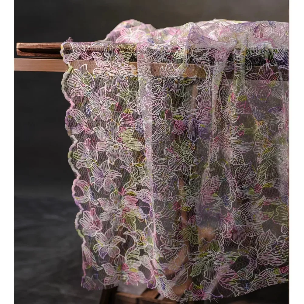Lila-rosa Lilie bestickter Spitzen-Mesh-Stoff für transparentes Kleid, DIY-Kleidungsdesign