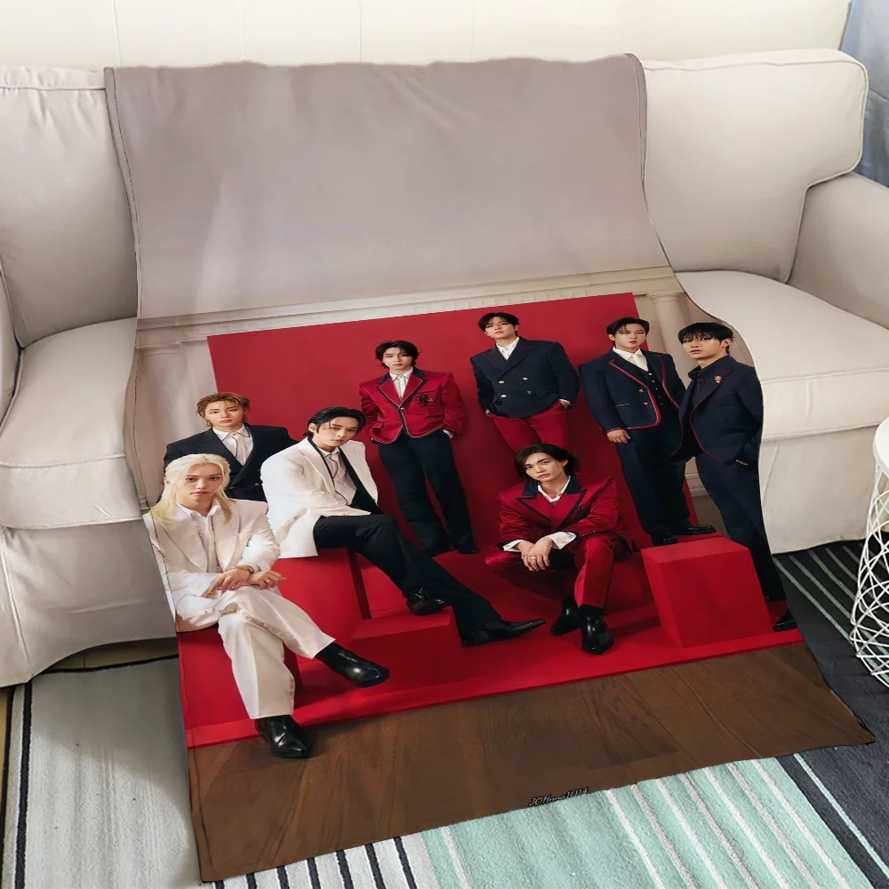 Picnic Nap Knee Sofa Blanket Bed Throw Blankets King Size Kpop Stray Kids Luxury Bedding Cobija Interior for Home Knitted Plaid