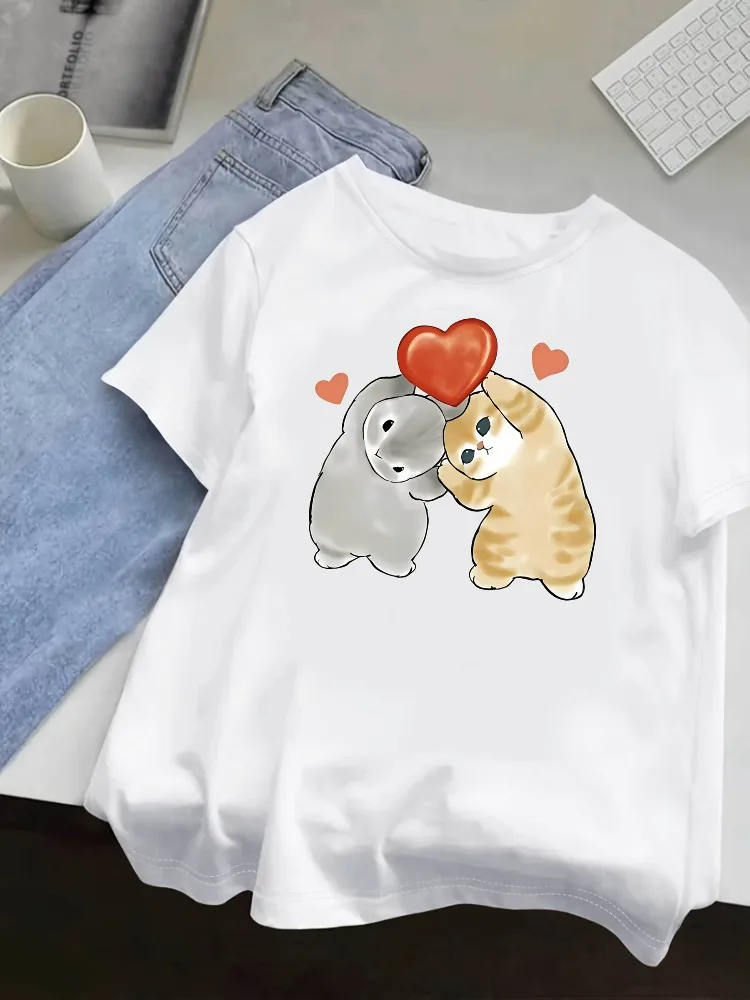 

Trendy Cute Bunny and Kitten Holding Red Heart Pattern Women's Round Neck Short Sleeved T-shirt Top Fashionable Casual Shirt
