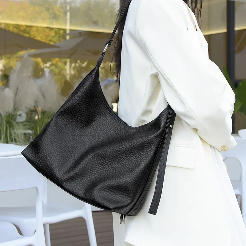 

Free shipping fashionable women's bag, casual and versatile, youthful style shoulder bag, high-quality large capacity backpack