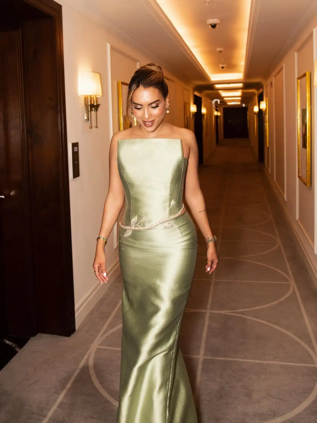 green prom dress no slit customized Saudi Evening Dresses Sleevesless Party Dresses V Neck Length Pleated Pearls Dresses Vestidos De emerald green prom dress