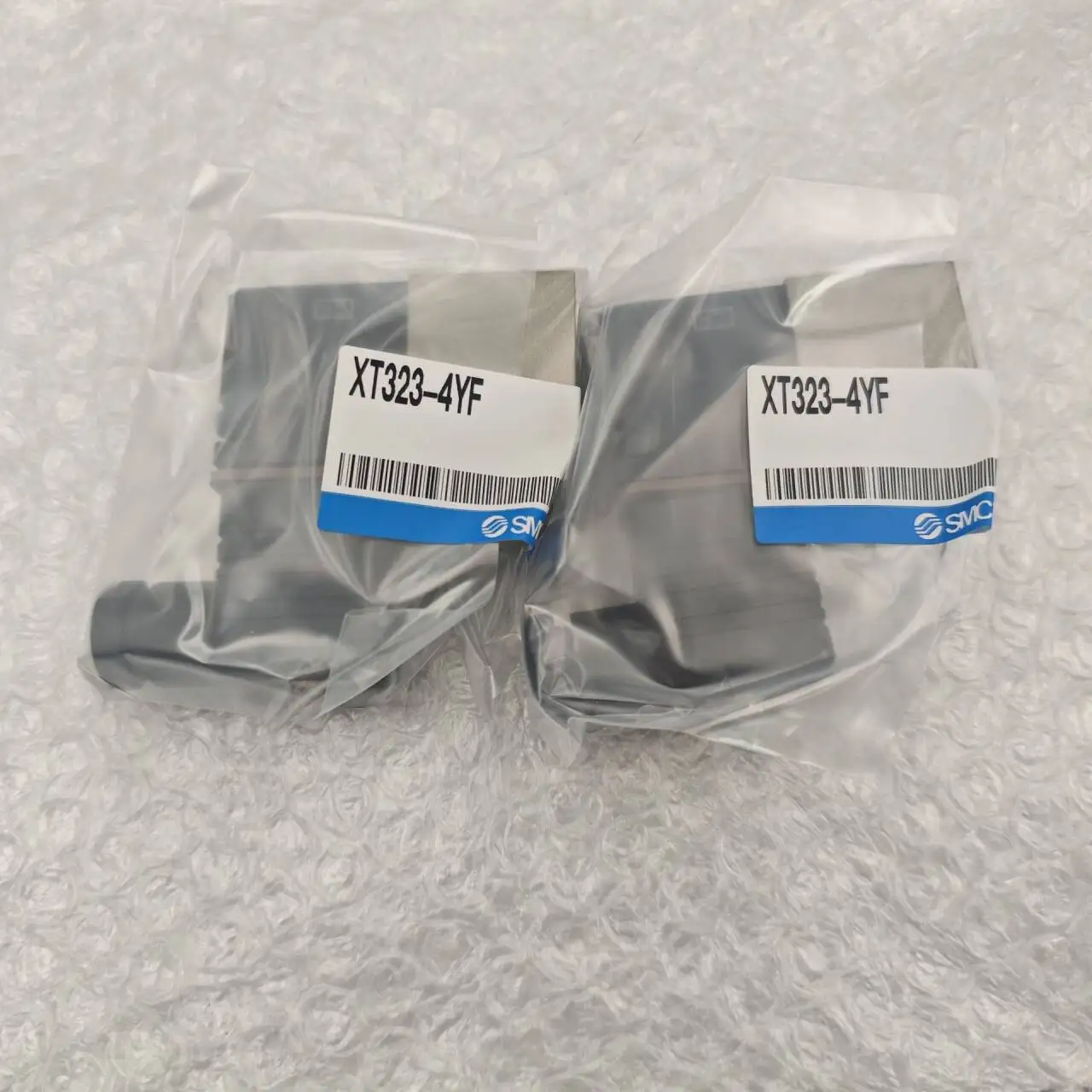 حقيقي SMC هوائي الملف اللولبي صمام XT323-4YF XT323-4 صمام الملف اللولبي ثلاثي الاتجاهات