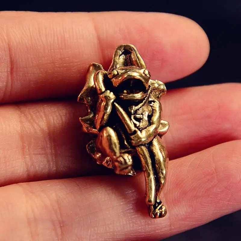31BB Wear Resistant Brass Survival Pendant Featuring Heavy Duty Rope For Camping Hiking And