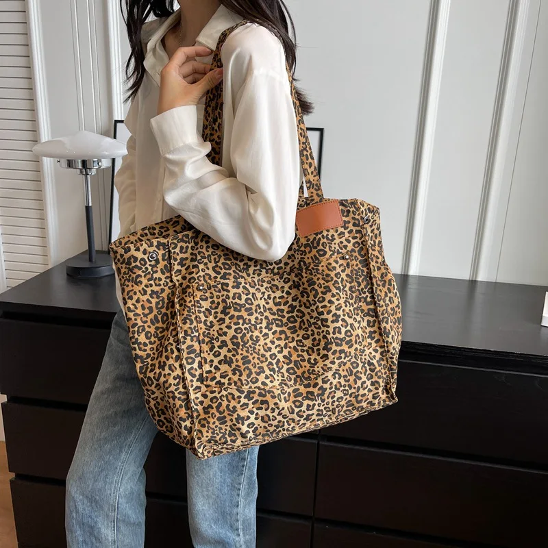 2024 new women\'s portable commuter bag, versatile shoulder bag, mommy bag, leopard print canvas tote bag, large capacity bag