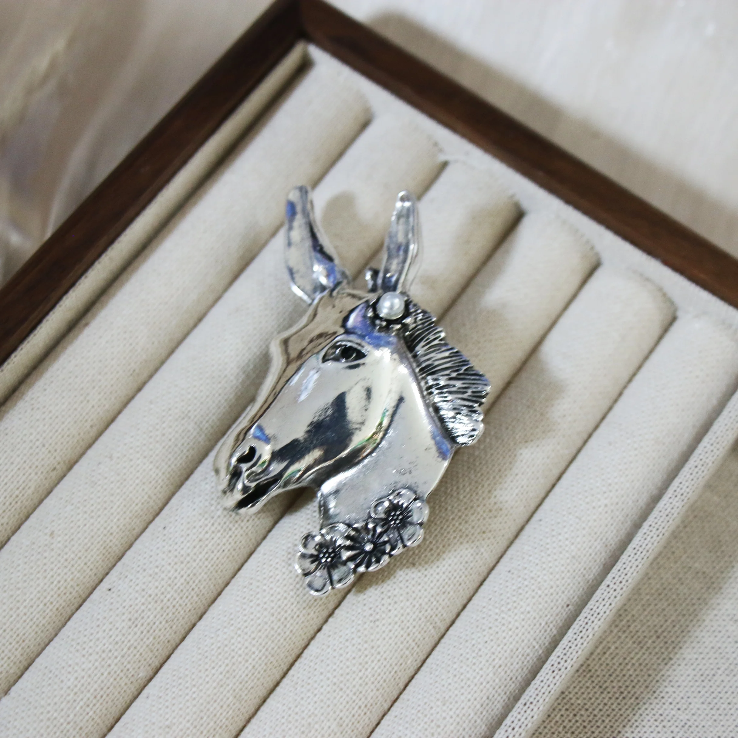 Einfarbig Frauen Männer Exquisite Esel Probe Design Pin Klassische Vintage Brosche Abzeichen