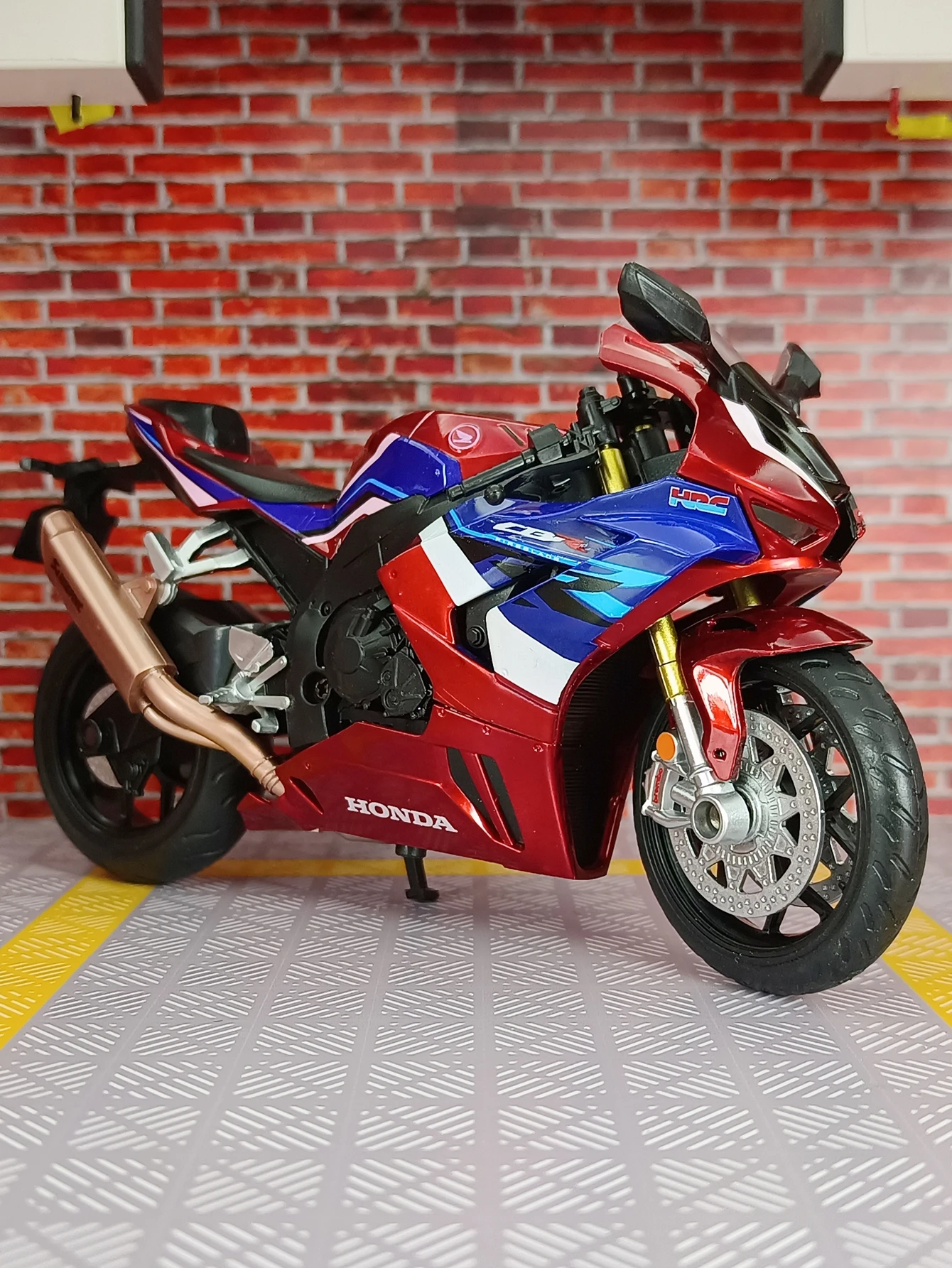 CCA 1:12 Honda CB R1000R-R motorcycle model fire blade motorcycle static decoration rich details, fine workmanship