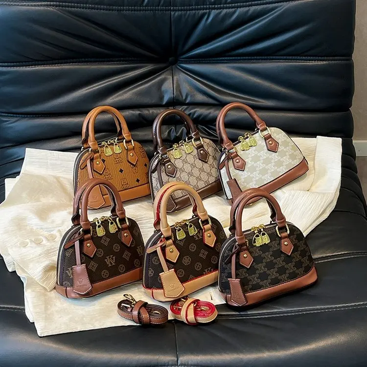 

Оригинальная винтажная квадратная сумка с модным дизайном и кожаными вставками, легко трансформируется в вместительную сумку для поездок на работу или сумку для детских принадлежностей.