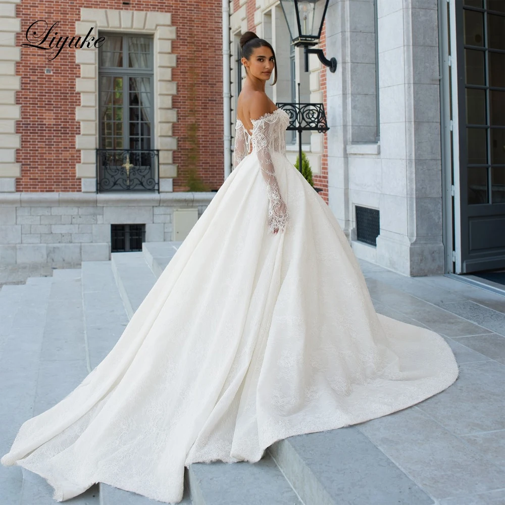 Liyuke فساتين زفاف مصنوعة حسب الطلب من اللؤلؤ المطرز على شكل قلب على شكل حرف a بدون أكتاف وأكمام طويلة فساتين زفاف أنيقة من الدانتيل