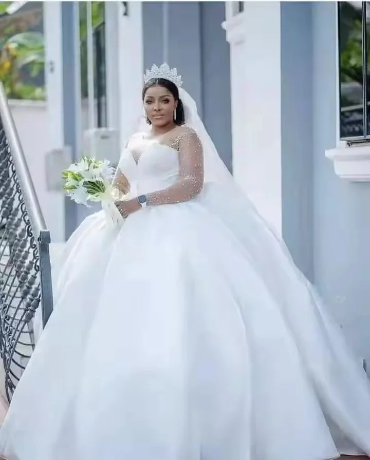 Customized Elegant Satin Sweetheart O Neck Wedding Dress Beading Bridal Gown Long Sleeve Vestidos Novias