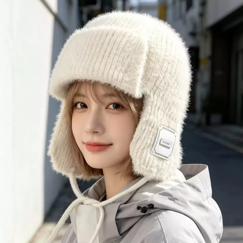 Flauschige, gestrickte Wintermützen für Damen, weiche Plüschmützen mit Ohrenklappen und Etikett, winddichte, warme Mützen mit Kordel zum Binden, ideal für Schnee und Outdoor-Aktivitäten. – Detail 6