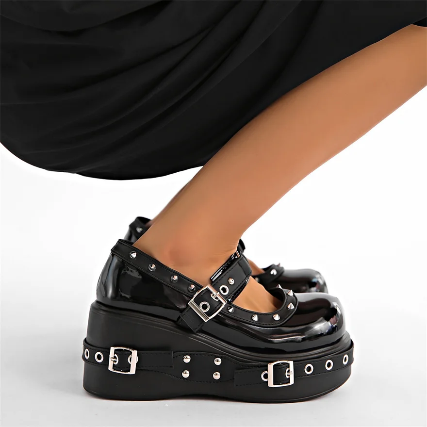 Neue dicke Sohle Punk Sandalen Frauen Wickel Zehen hohl Lack leder römischen Sandal ias Nieten Plattform lässig klobige Ferse Schnalle Schuhe