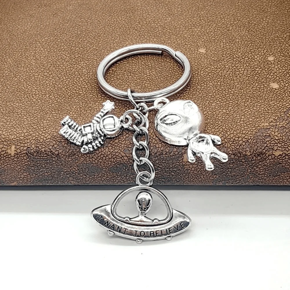 1Pc UFO Alien Astronaut Keychain,I want to Believe Keychains for Car Backpack,Stainless Steel Key Ring