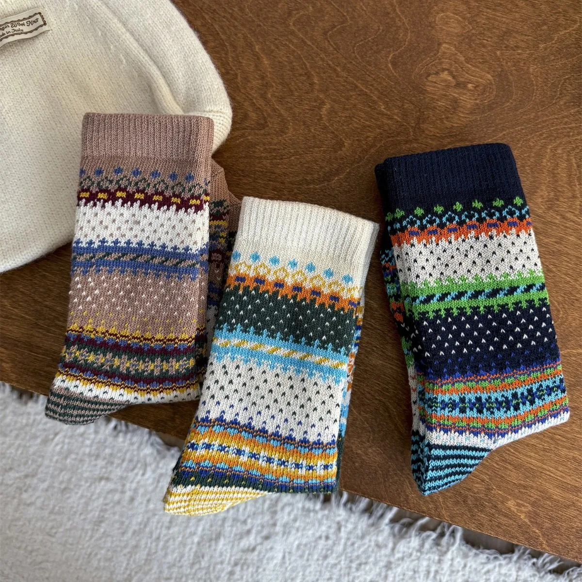 Skarpety damskie pogrubione, ciepłe i zimowe, w wspaniałym stylu Feil Island, w pięknych, dopasowanych kolorach, modnych środkowych skarpetkach