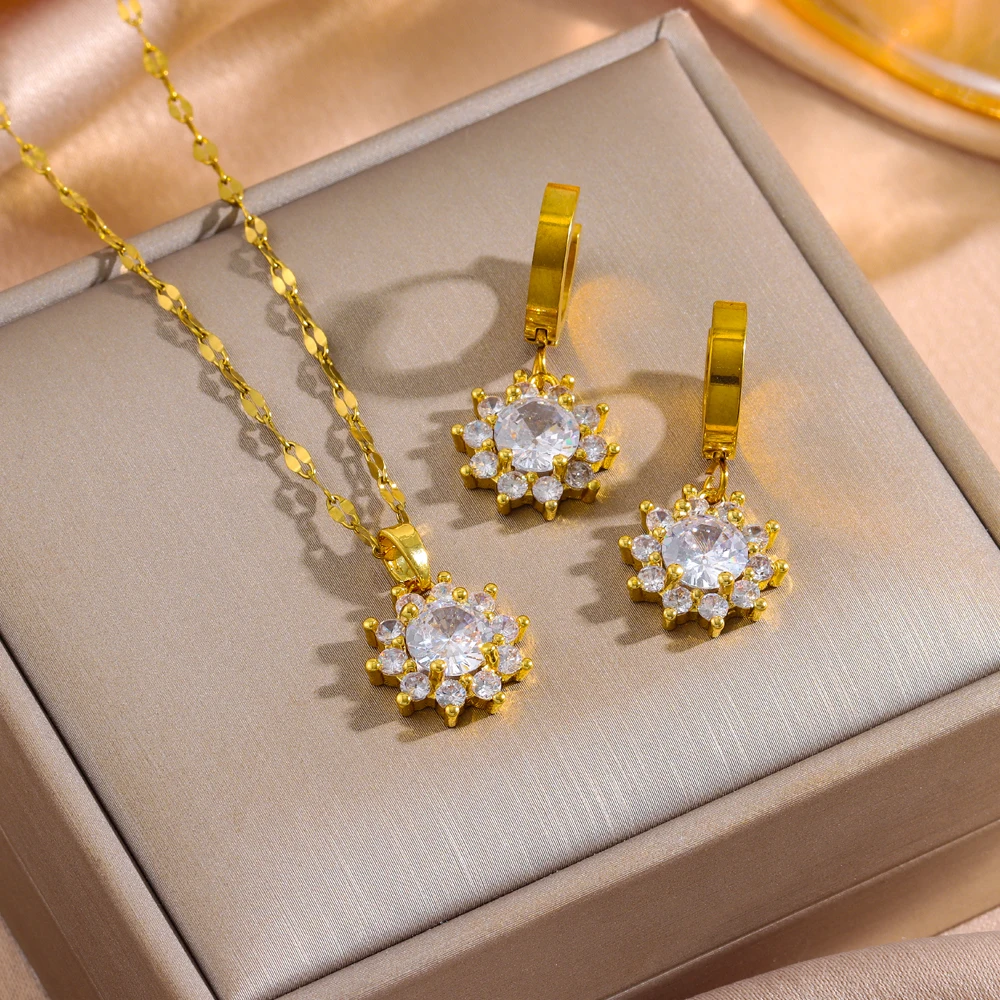 Neues Luxus-Schmuckset mit funkelnden Zirkon-Kristallen und Sonnenblumen-Motiv für Damen, 18K vergoldeter Edelstahl, Halskette und Ohrringe.