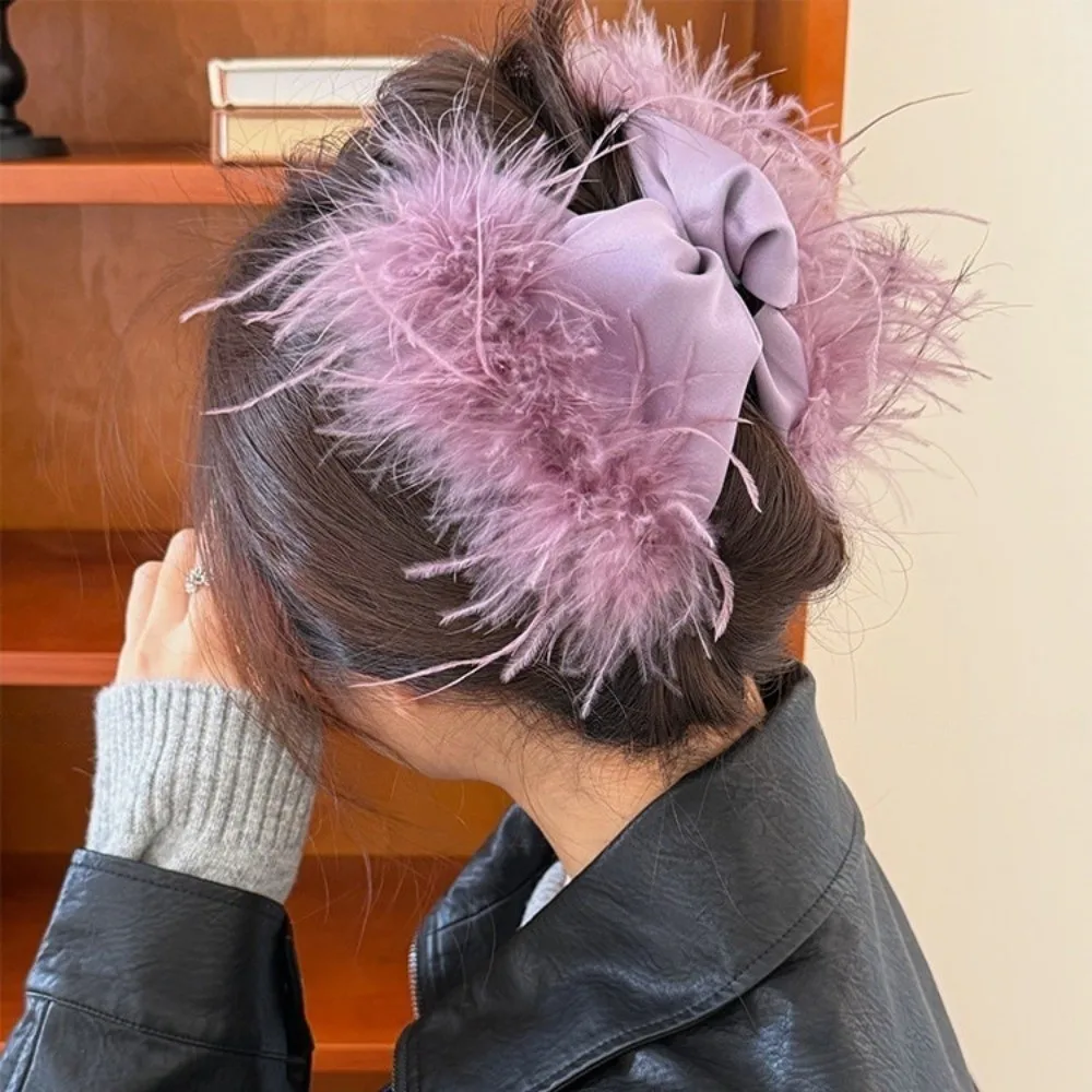

Элегантная атласная треугольная заколка-краб в корейском стиле с многослойными пушистыми перьями, пластиковая, полиэстеровая, для женских волос