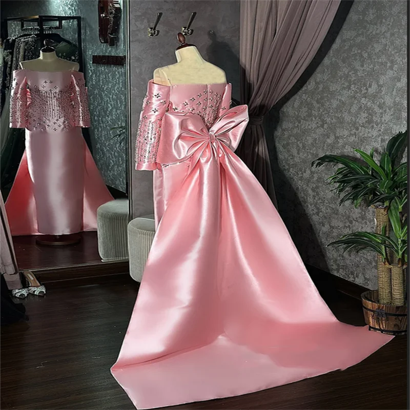 فستان سهرة أنيق لامع مخصص برقبة سكوب وأكمام طويلة مستقيمة للحفلات الراقصة في المملكة العربية السعودية بفيونكة كبيرة من الخلف