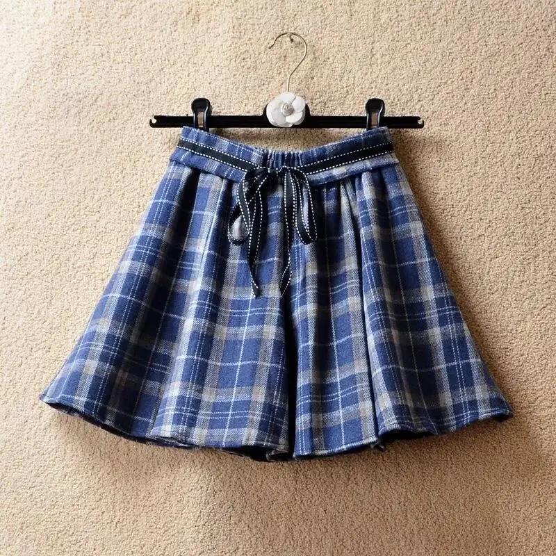 2023 الربيع والخريف النسخة الكورية الجديدة تنورة قصيرة الموضة متعددة الاستخدامات المرأة عالية الخصر ضئيلة المنشعب تغطي نصف انتفاخ كبير