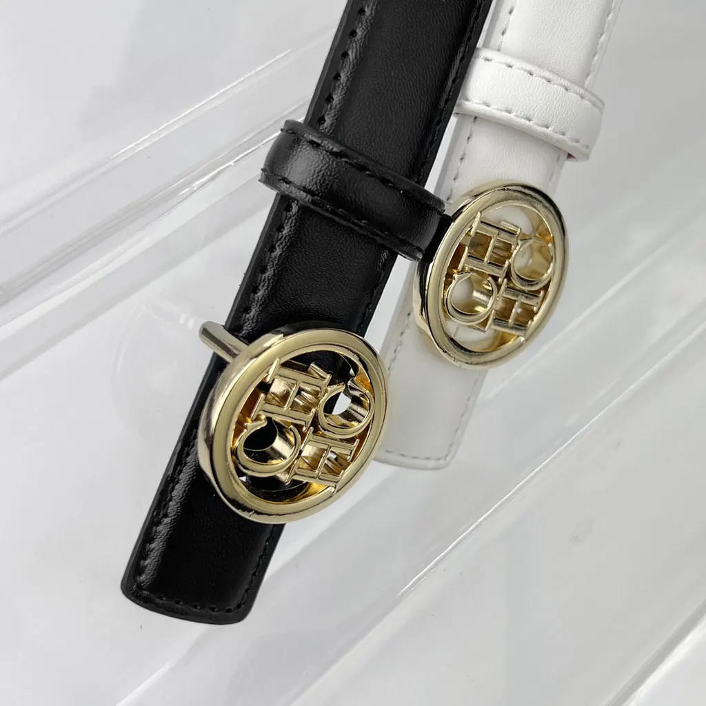 حزام سيدة مربوط بشكل حنون حول خصرها، ينفق الوقت معًا #3