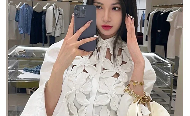 원피스 여성용 디자이너 화이트 셔츠, 고급스러운 가벼운 럭셔리 꽃 긴팔 셔츠, 원피스 레이디 셔츠, 2024 초가을 신상 디자인 센스