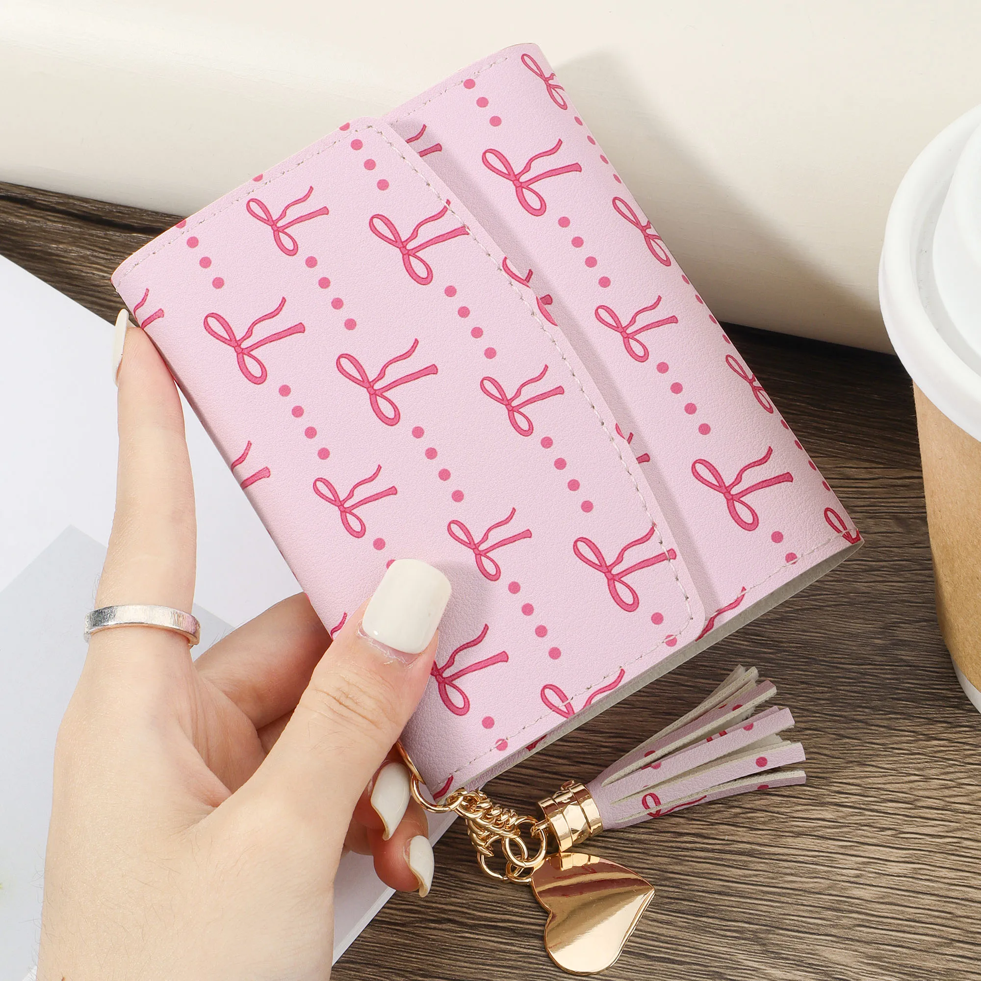 محفظة صغيرة عصرية على شكل قلب وشرابة مزينة بجيب للعملات المعدنية ومحفظة صغيرة بثلاثة أضعاف للنساء، بفيونكة نسائية