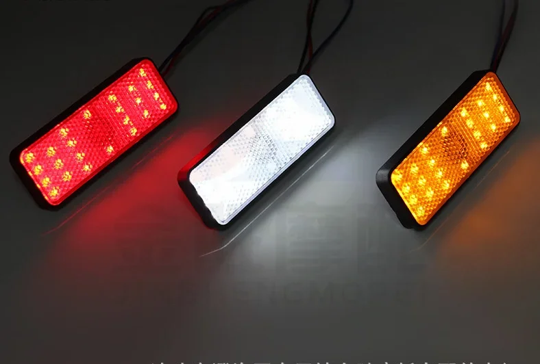 RED Lens Prostokątne czerwone reflektory LED Światło hamowania do uniwersalnego motocykla Ciężarówka Wysokowydajne tylne światło stopu 12V 24LED