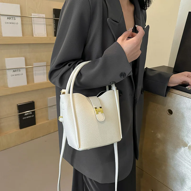 

Spacious Tote Bag Large Capacity Bucket Bag for Women Versatile Crossbody Purse Casual Shoulder Bag Fashion Day-to-Night Bag​