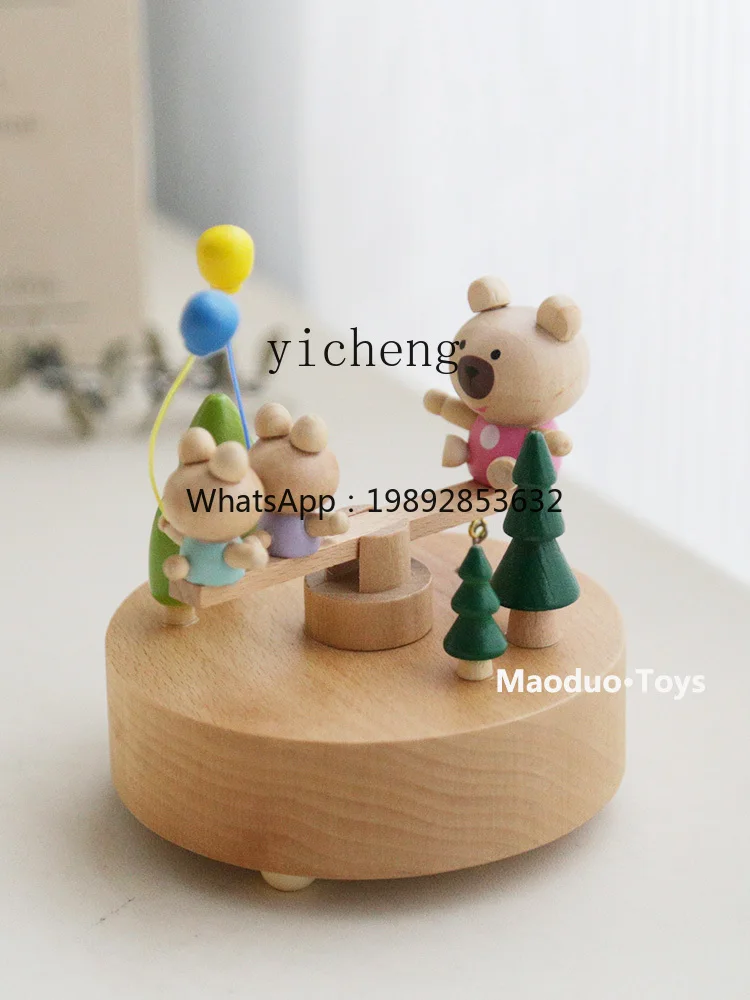 Drewniany, obrotowy pozytywka w kształcie małego pociągu, pozytywka ręcznie nakręcana dla chłopców i dziewczynek, dla niemowląt i dzieci.