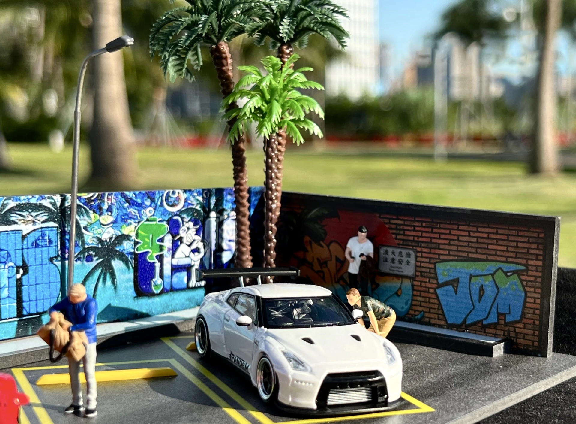 1:64 Graffiti parking lot scene assembled simulation car model garage with LED lighting ornaments