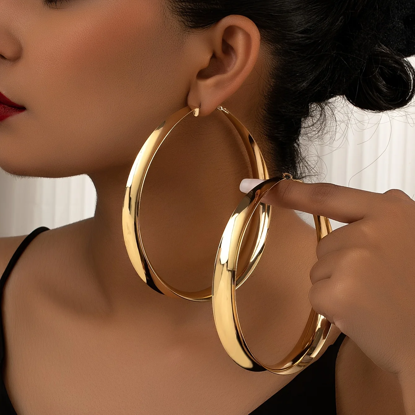 

A Pair of Fashion Simple Luxury Exaggerated Metal Hoop Earrings, Sexy Style, Golden Statement Jewelry for Women