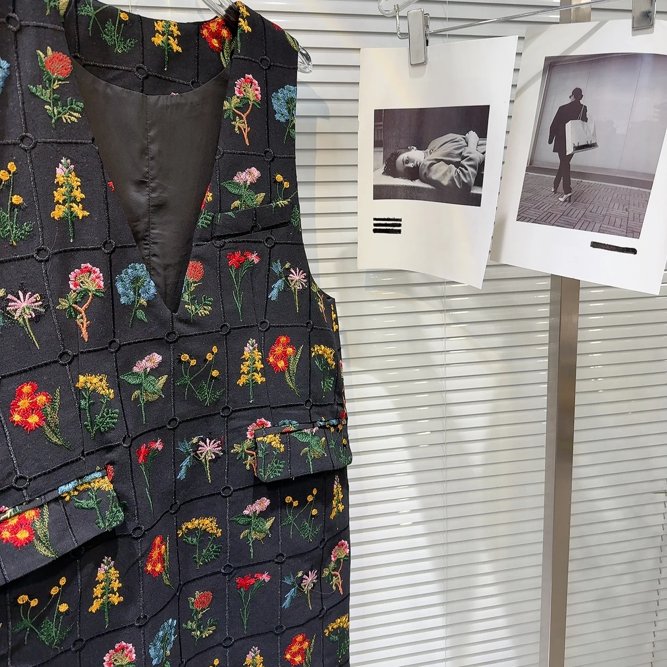 2025 sommer Neue V-ausschnitt Retro Bunte Blume Gestickte Design Weste Kleid für Frauen Schwarz Ärmellose Lose Vintage Kleid