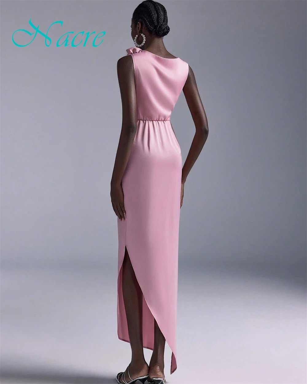 فستان سهرة رائع من الساتان مخصص برقبة قارب رقيقة فساتين لحضور الحفلات الموسيقية بدون أكمام زهور مناسبة خاصة