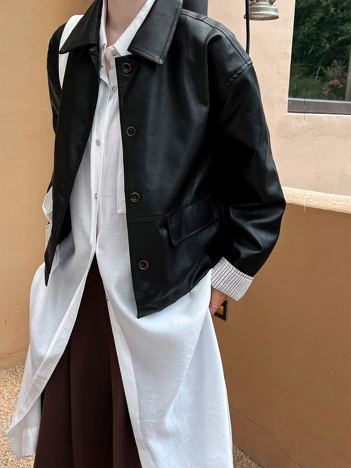 سترة ريترو من جلد البولي يوريثان، إحساس التصميم النسائي، الألوان المتناقضة، نمط الخريف الجديد، الشعور الراقية، مقطع الدراجة النارية التغلب