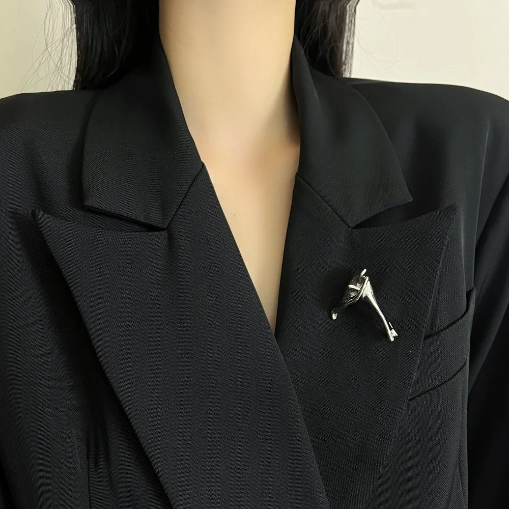 Exquisito Broche de Cala Vintage Elegante, Pin de Zantedeschia de Lujo, Broche de Metal Plateado Brillante para Hombre