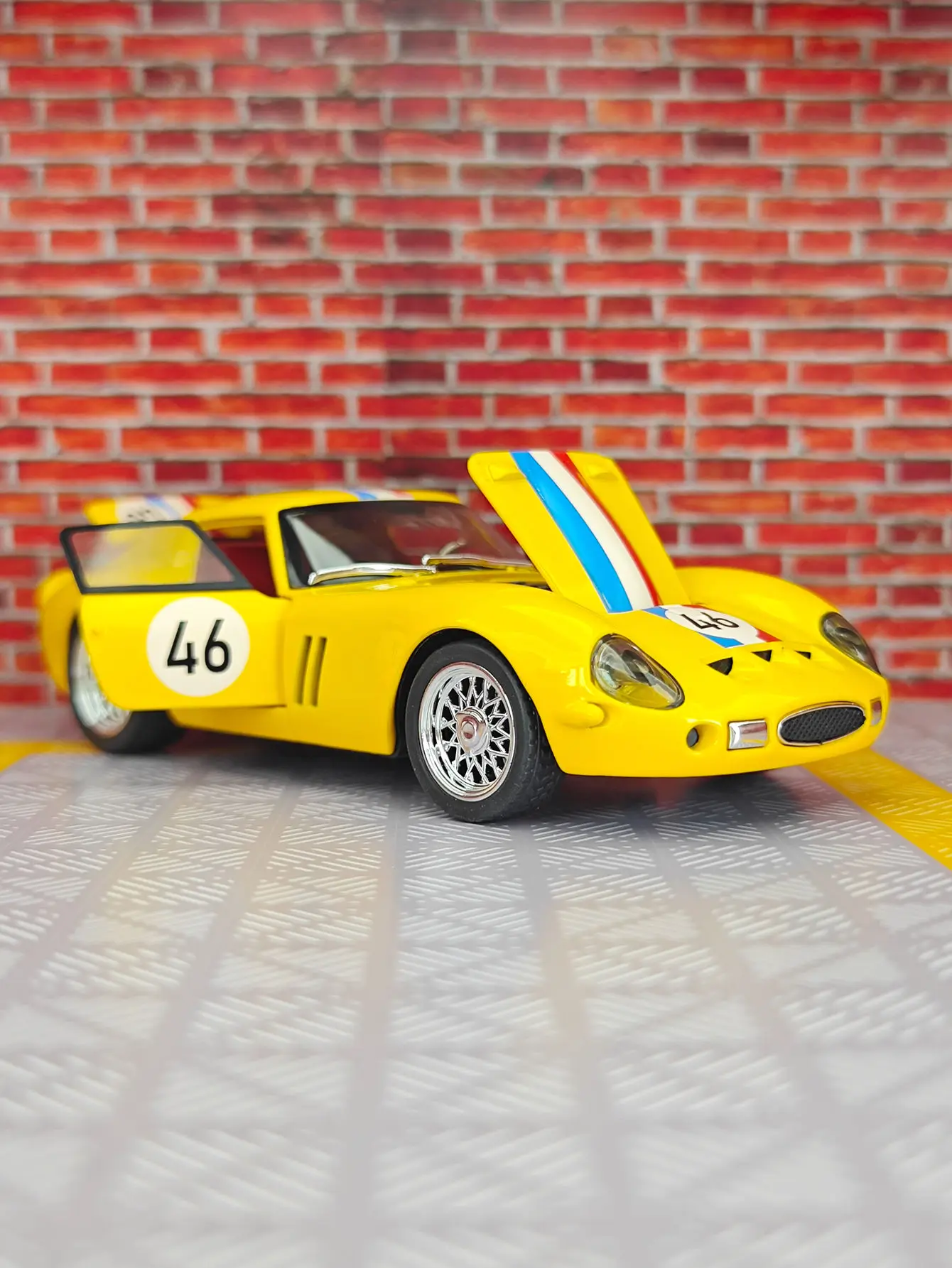 Modelo de coche de aleación Ferrari 250GTO a escala 1:32, puertas de ambos lados que se pueden abrir, y el capó delantero y la puerta del maletero también se pueden abrir.
