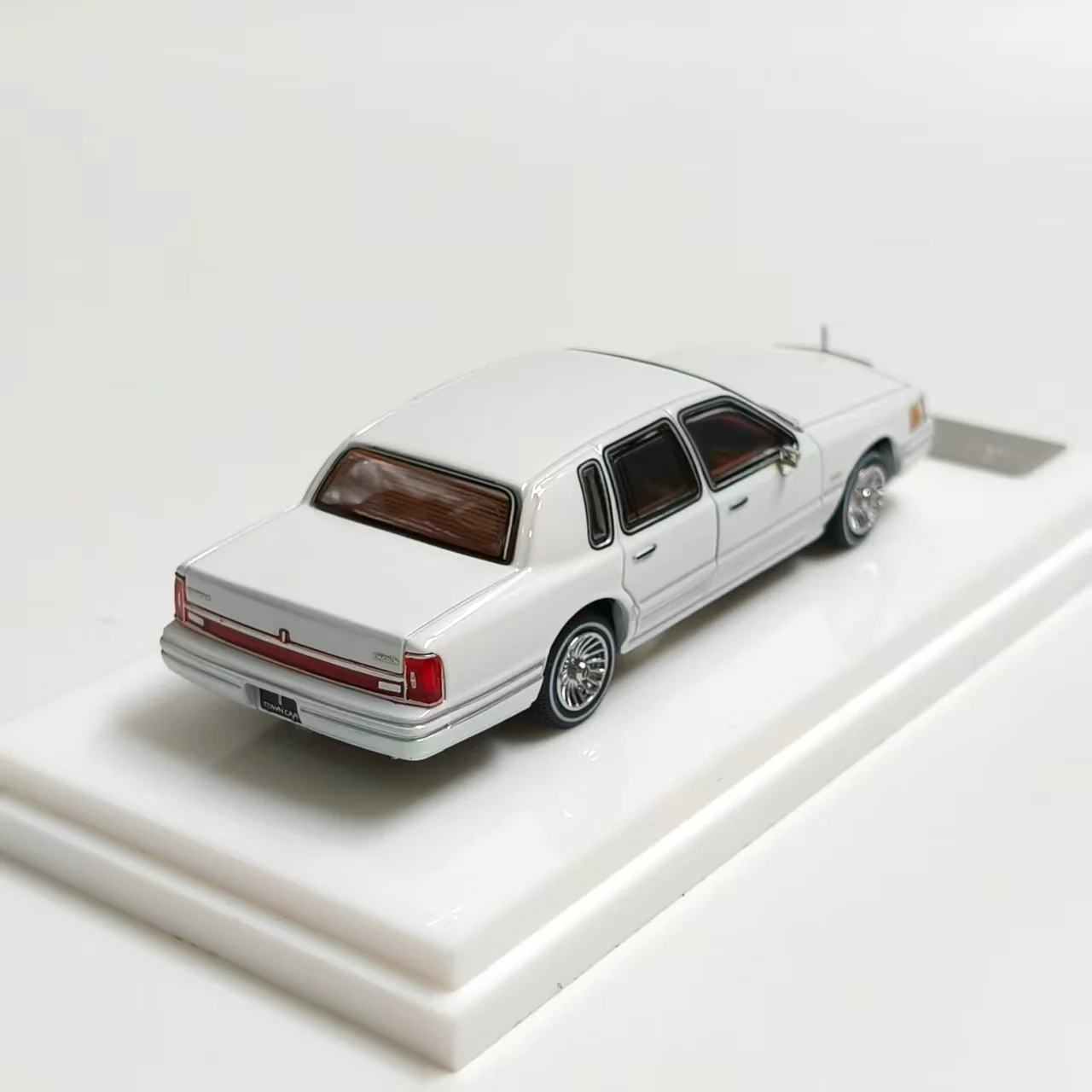 MK 1:64 1997 Town Car 2025 نموذج سيارة محاكاة إصدار محدود