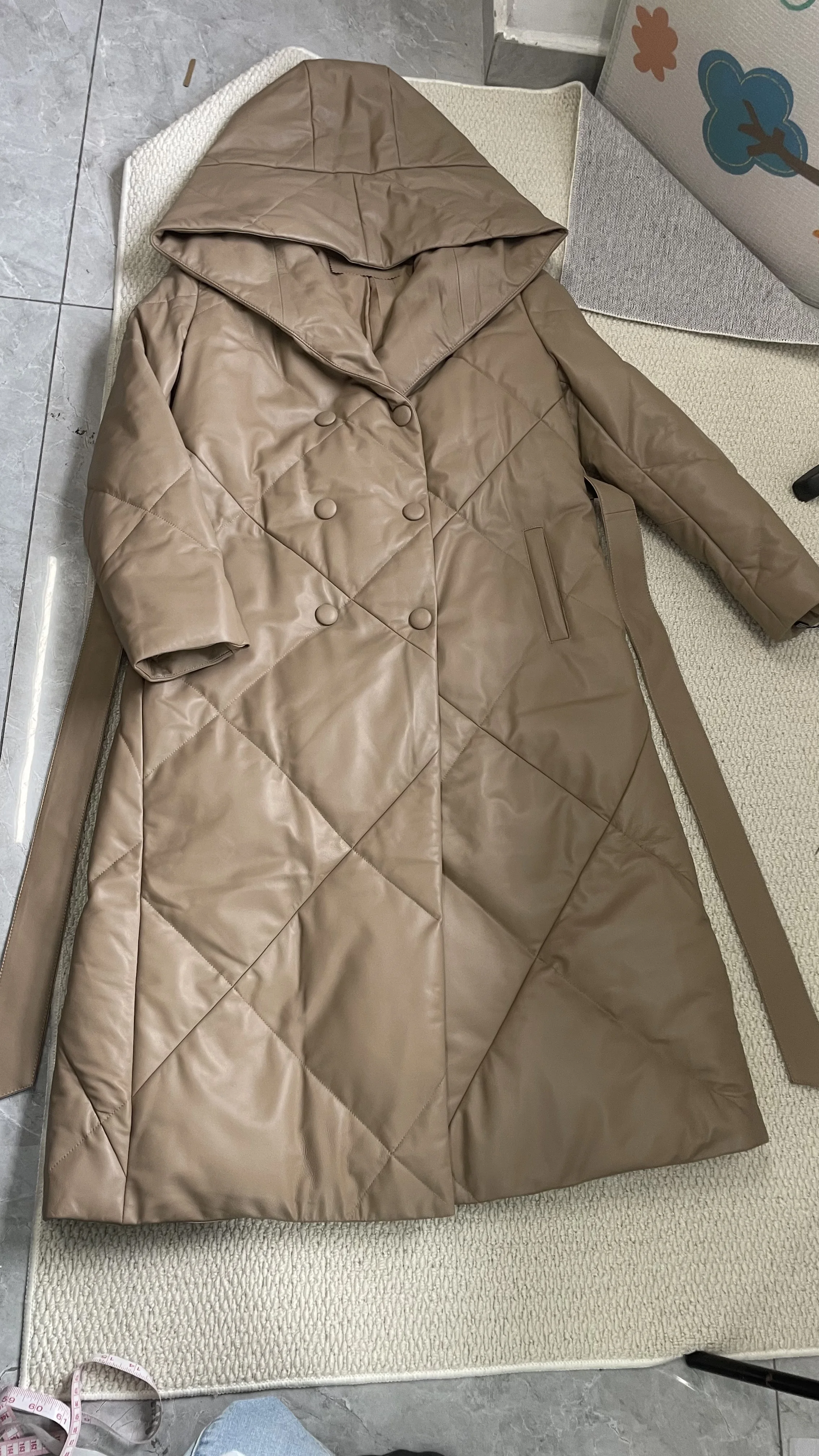 Piumino in pelle di piumino d'anatra bianca Donna Vera pelle di pecora Moda Piumini lunghi con cappuccio Abiti invernali da donna 2024 ·хоislav