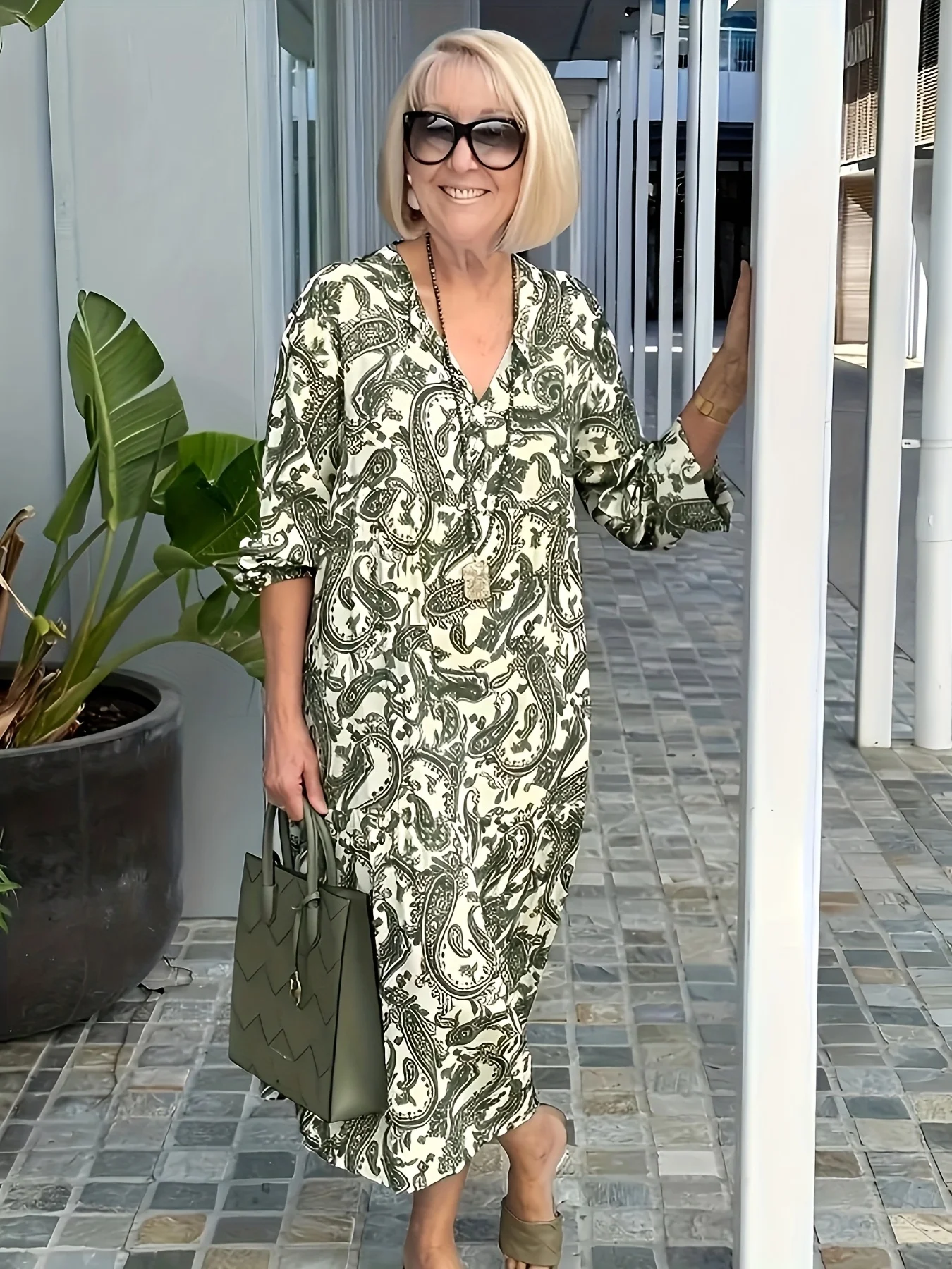 

Женское платье миди свободного кроя с V-образным вырезом и разноцветным принтом пейсли для полных женщин – повседневный комфортный стиль (0XL-4XL)