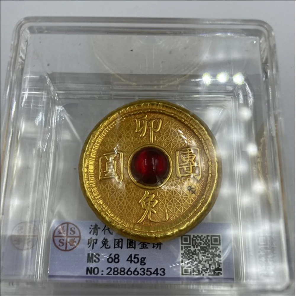 

The box shaped golden cake imitates the ancient Yinhu Ruyi gold coin from the Qing Dynasty in the 42nd year of the Qianlong reig