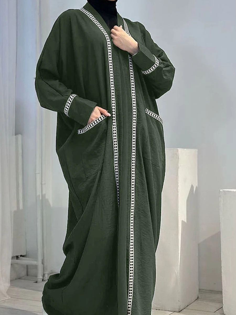 Robe caftan élégante pour femme avec accents de documents vibrants et silhouette fluide, parfaite pour toutes les occasions de saison