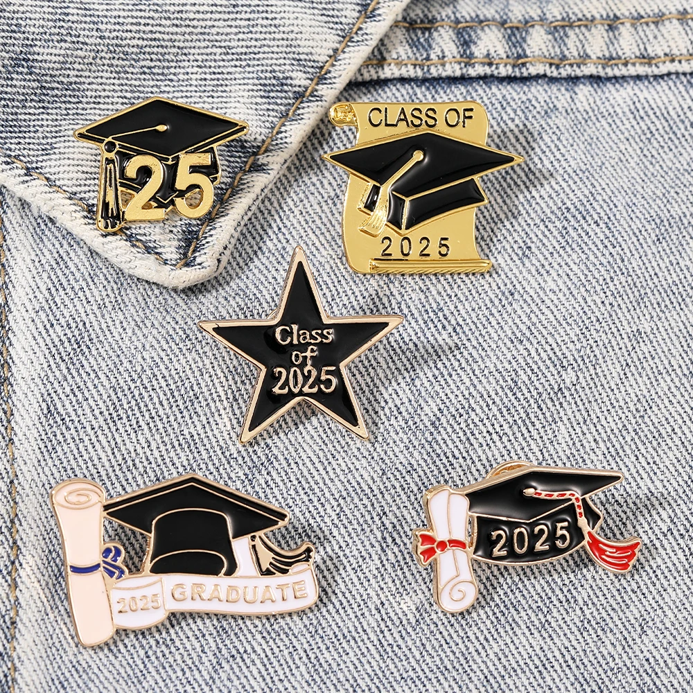 2025 Year Graduation Season Theme Enamel Pins Class Of 2025 Certificate Doctorial Hat Design Simple Brooches For Graduate