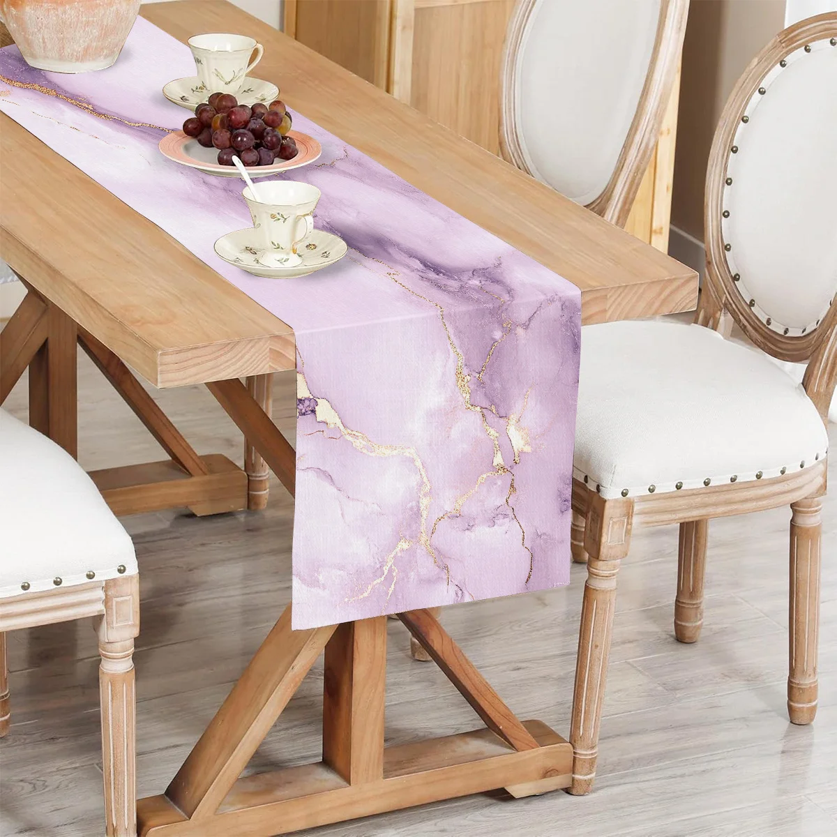 1 Piece of Purple Marble-Patterned Gold-Stamped Table Runner, with Light Purple Background Featuring Flowing Textures and Gold Lines, Suitable for Luxury Dinners, Wedding Main Tables, Art Galleries, High-End Guesthouses, Business Negotiations, Girls' Gatherings, Holiday Gifts, and Home Decoration Scenes