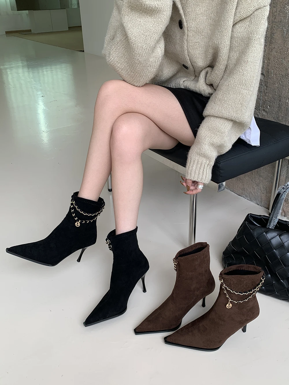 

Женские ботильоны с острым носком Chelsea Botas с пряжкой и цепочкой, дизайн на тонком высоком каблуке с молнией сзади, сексуальные вечерние зимние ботинки с пятном