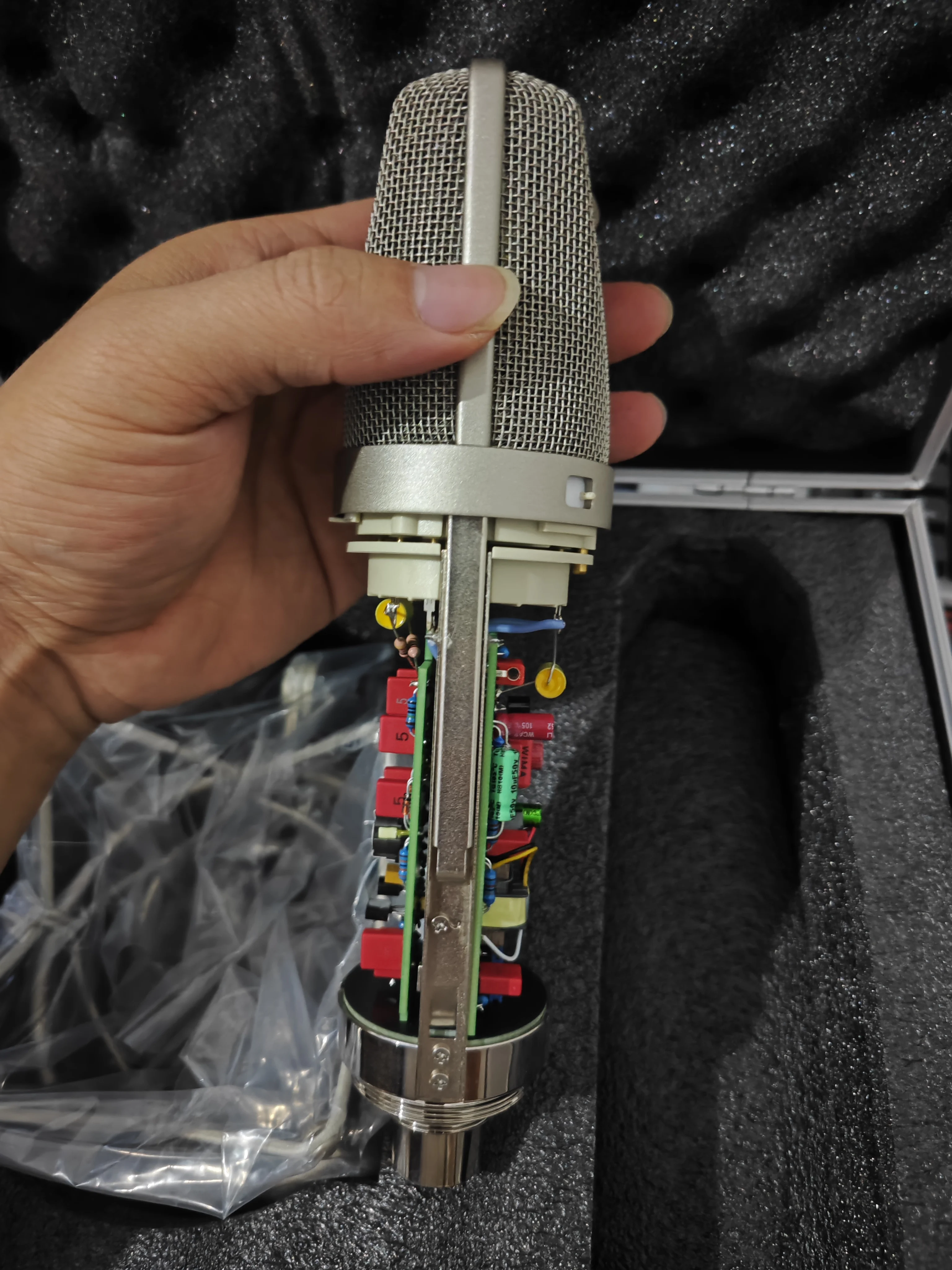 

Новый конденсаторный микрофон U87AI высшего класса подходит для профессиональных студий звукозаписи, пения и записи вокала.