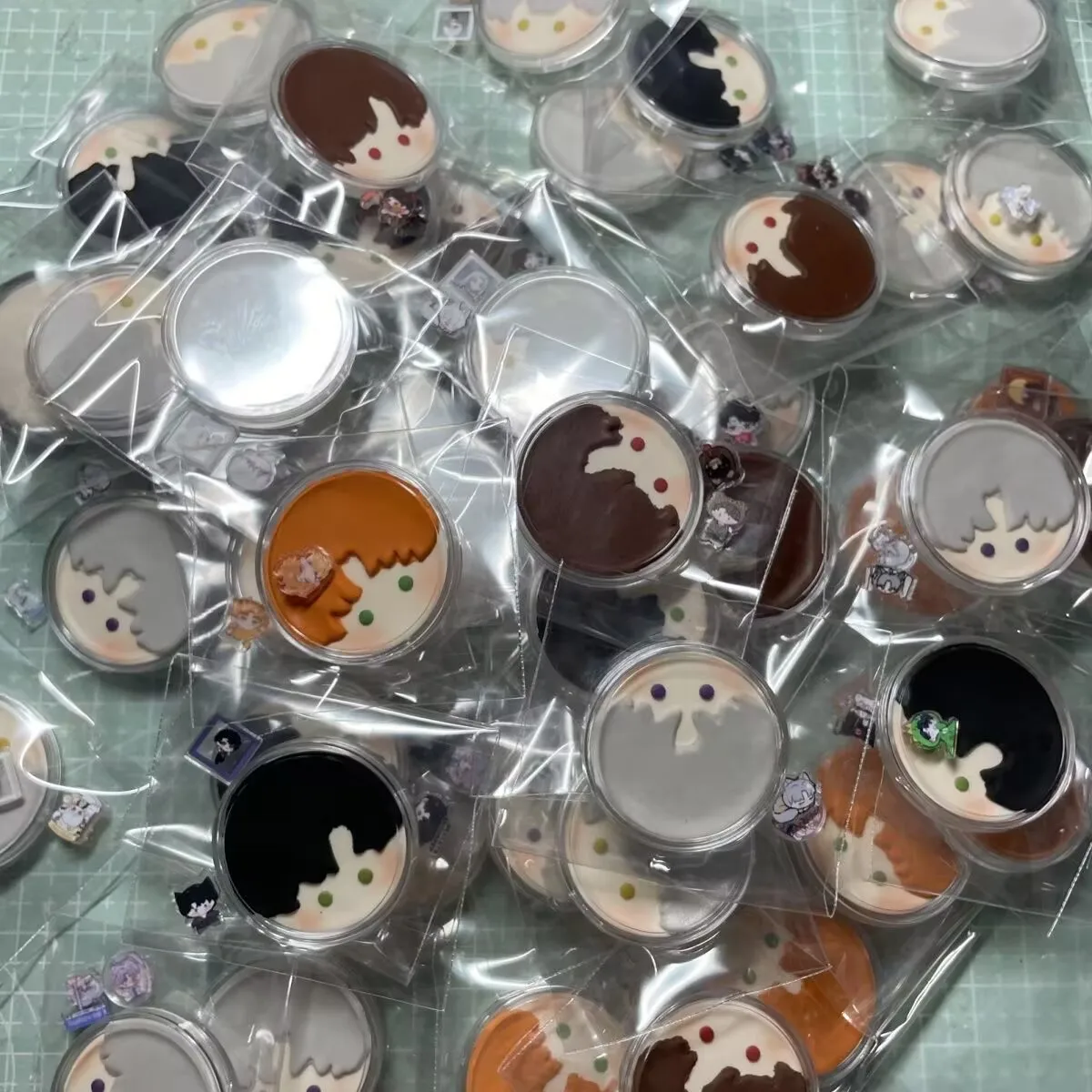 "사랑과 깊은 공간" "빛과 밤의 사랑" 점토 수제 만화 전시회, 무료 창작 수제 흔들 카드(결함 있음)