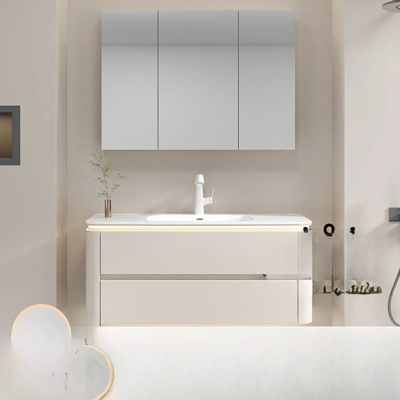 Einfaches Badezimmer, Spiegelschrankkombination, Keramikintegration, Waschbecken, Toilette, Waschtisch