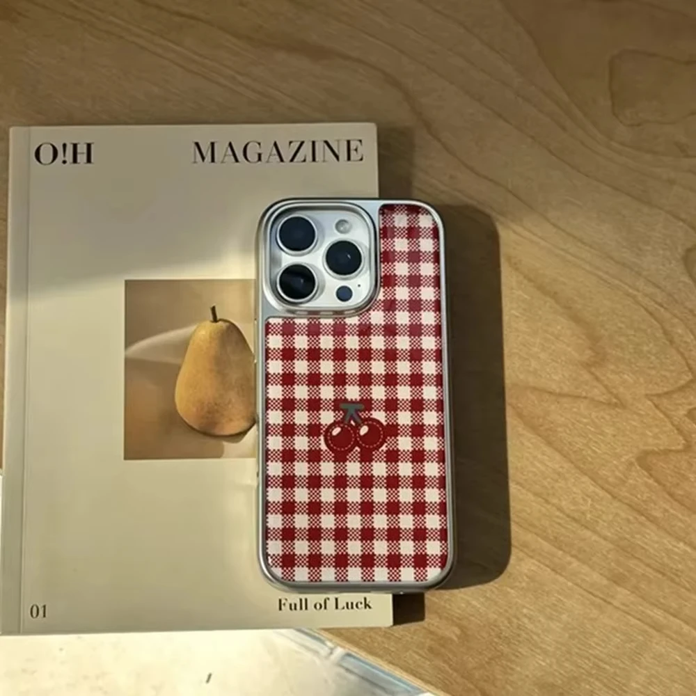 

Милый чехол для телефона с вишнево-красным клетчатым узором, гальваническим покрытием и капельным лаком для iPhone 17 Air, 16 Pro Max, 15, 14 Plus, 13, 12, 11 (задняя крышка)