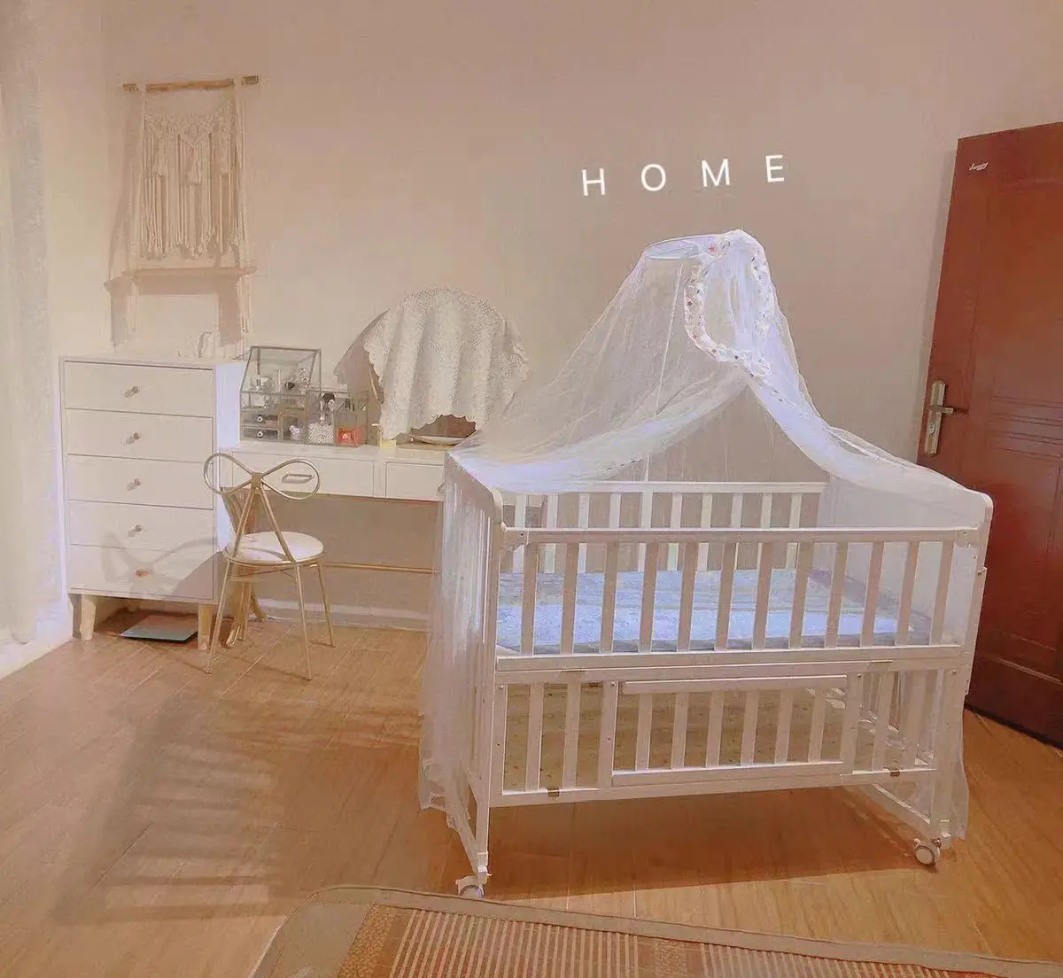 

Hot Sale Adjustable White Pine Wood Baby Cot Multifunctional Wooden Children Baby Crib Beds With Mosquito Net