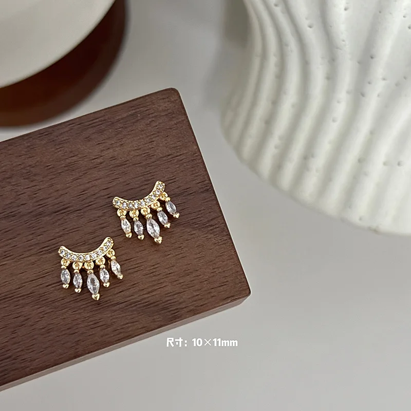 5 Stück vergoldete Kupfer-Zirkon-Nagelanhänger – Nagelkunst-Dekoration im französischen Stil mit glitzerndem Kristallrand, luxuriöser Nagelschmuck – Detail 14