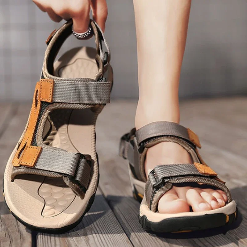 

Уличная обувь для мужчин, дышащие удобные роскошные мужские сандалии на липучке для вождения, дешевые жидкостные летние дизайнерские нескользящие мужские сандалии