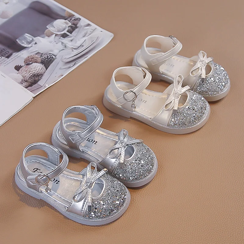 

Блестящие кожаные сандалии с пайетками для девочек-малышек, новинка 2026 года, летние детские пляжные туфли с милым бантом, мягкой подошвой, для школы и праздников, в стиле принцессы